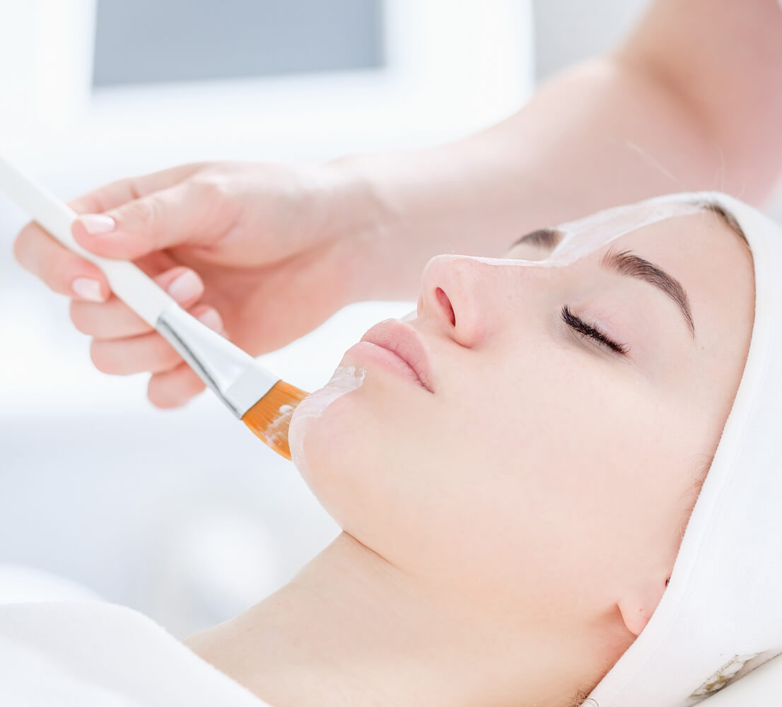 Frau bei einer Beautybehandlung